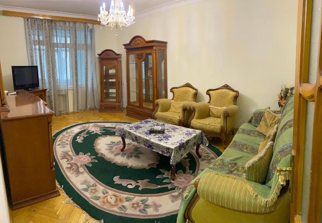 نزامي 118 - بورتباكو في باكو: غرفة معيشة مع أريكة وطاولة وكراسي