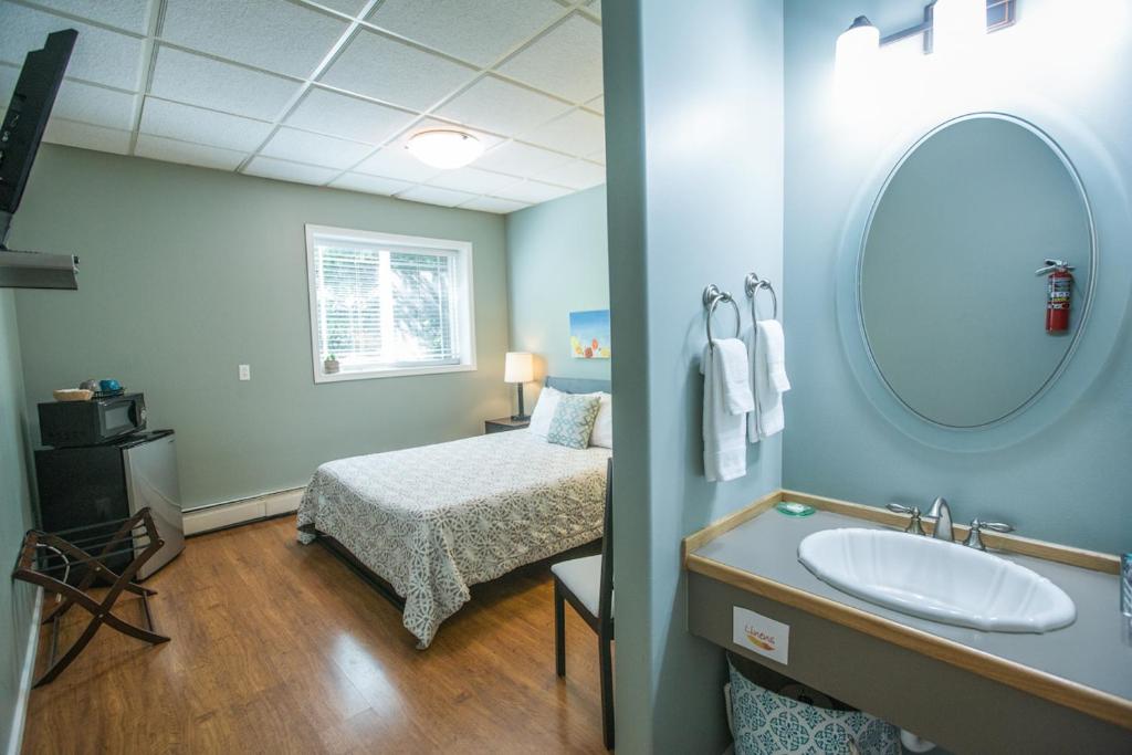 Trailhead Lodging - Standard Queen Room