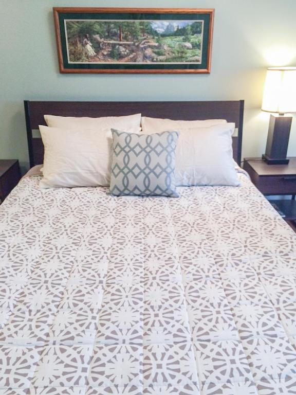 Trailhead Lodging - Queen Room With Sofa Bed