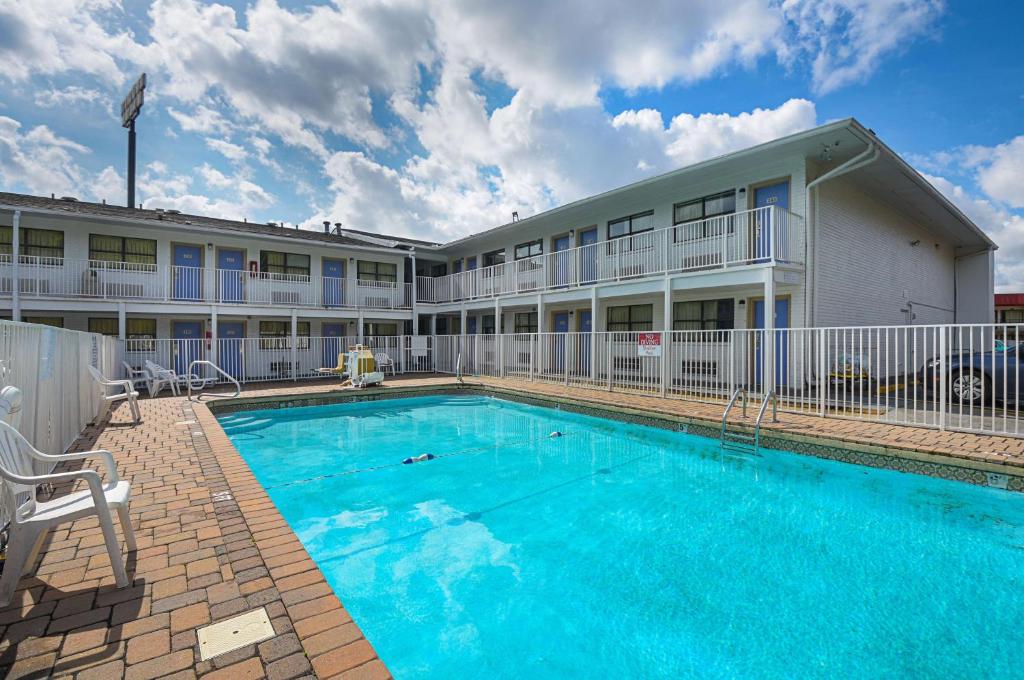 a pool in front of a hotel with a building at Motel 6 Chattanooga, TN in Silverdale