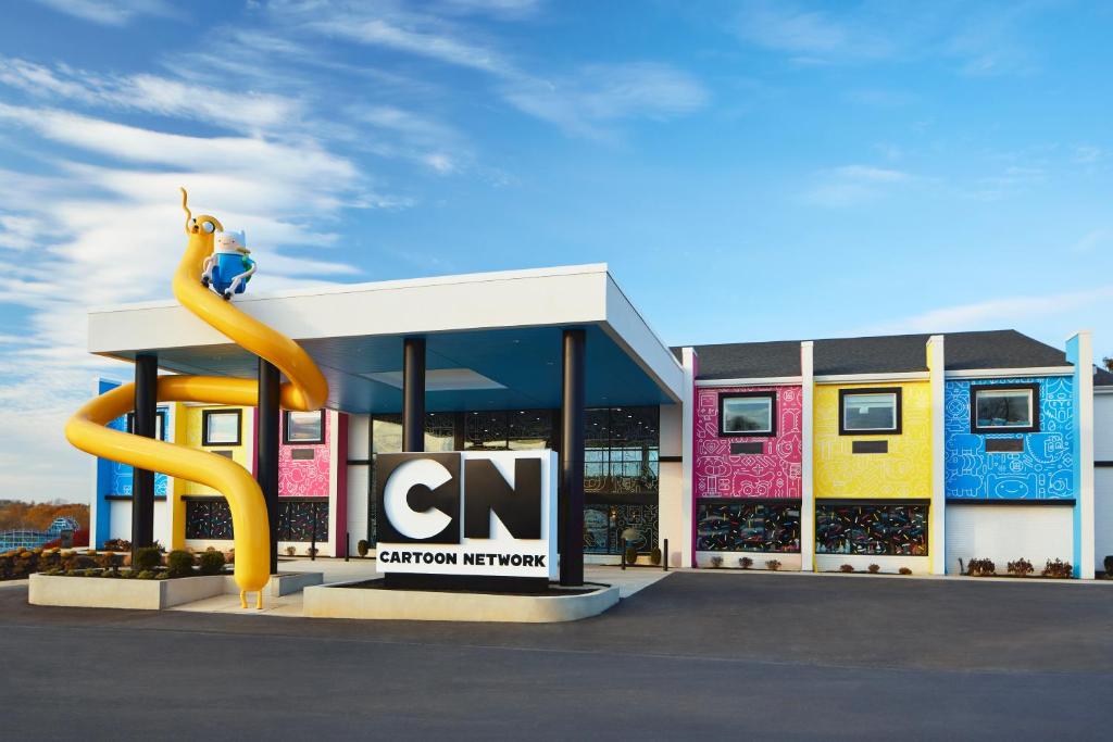 a gas station with a statue of a seahorse in front of it at Cartoon Network Hotel in Lancaster