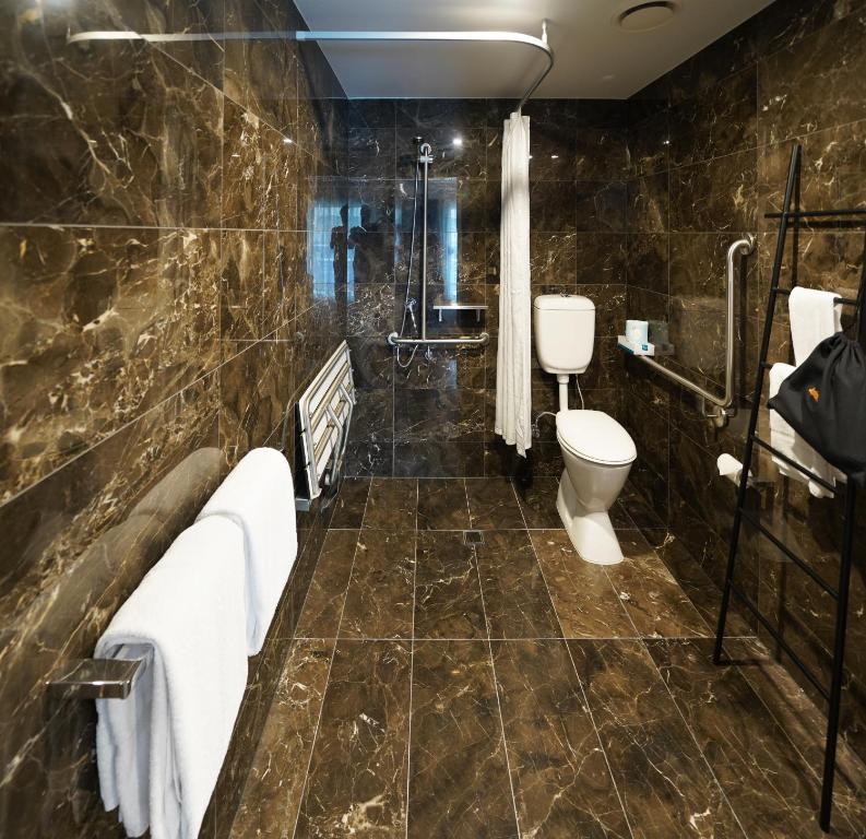Jephson Hotel & Apartmentsにあるバスルーム