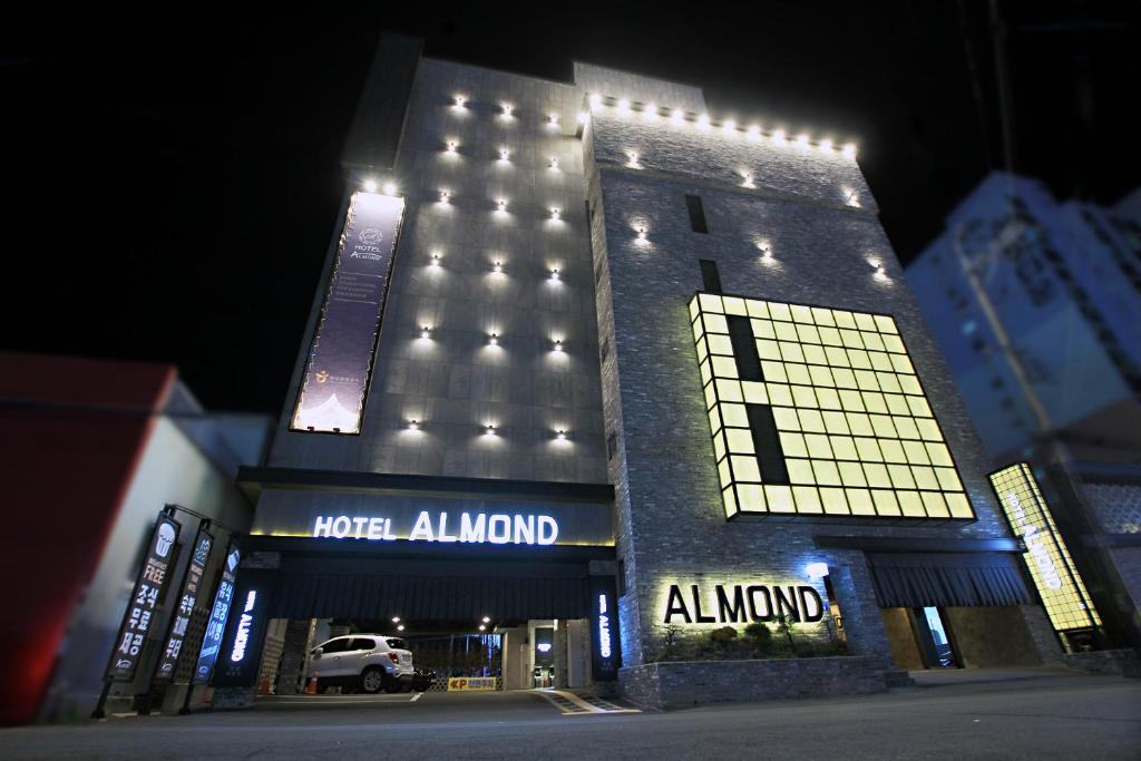 budynek z mnóstwem świateł w obiekcie Masan Almond Hotel w mieście Changwon