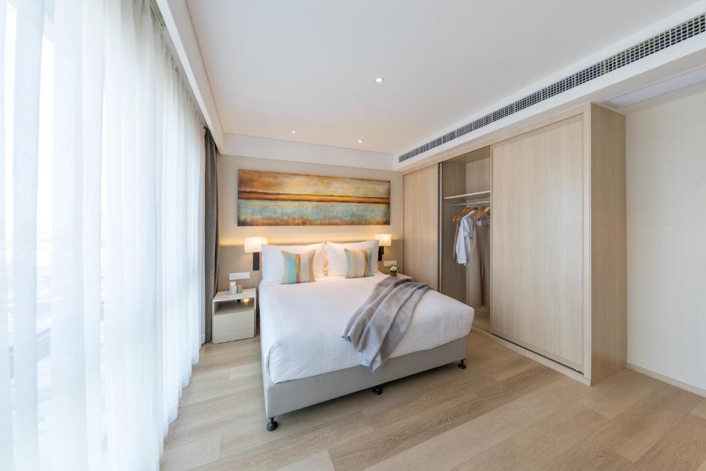 a bedroom with a bed and a closet at Sincere Residence Changfeng - Changfeng Ecological Business District - Near Exit 3 of Changfeng Park Station on Subway Line 15 in Shanghai
