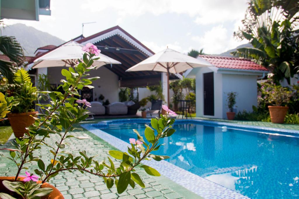 a swimming pool in front of a villa at Villa Caballero in Au Cap