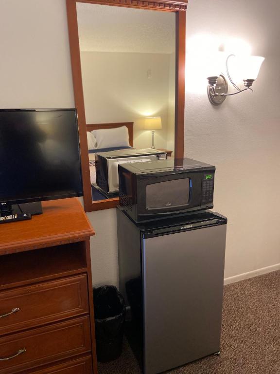 Vantage Point Inn - Woodland Hills - Queen Room - Disability Access - Non-Smoking