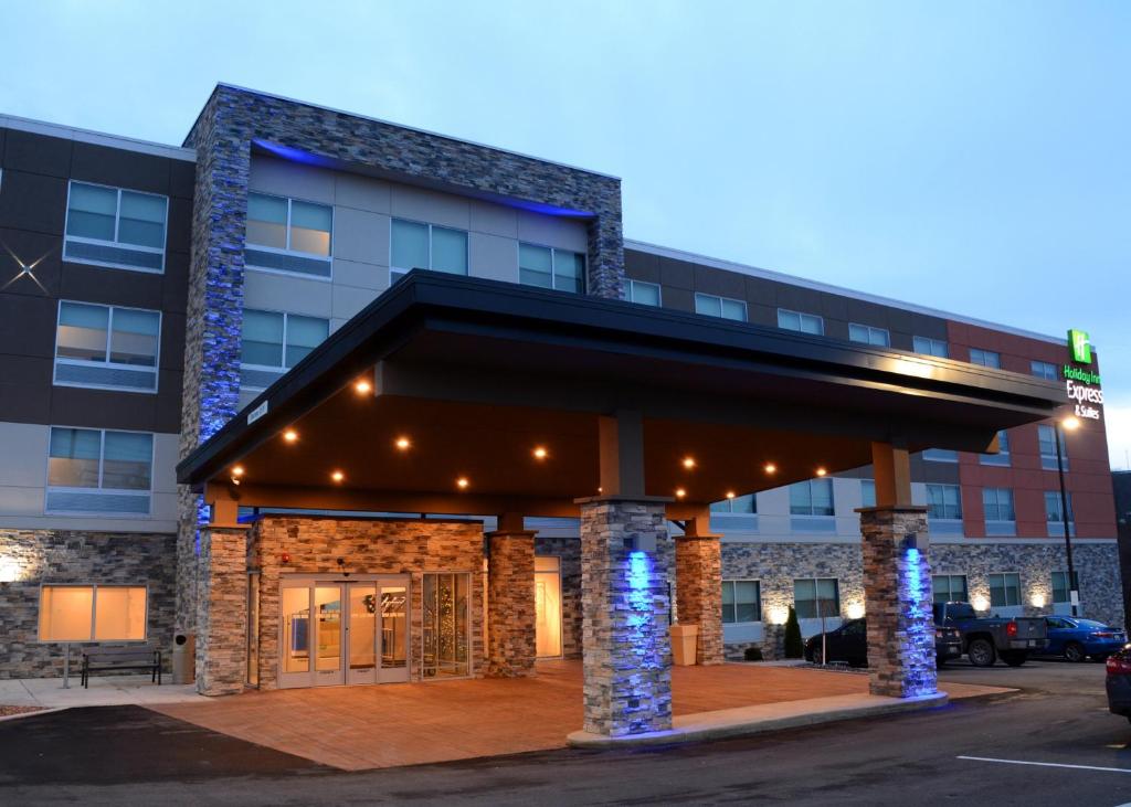 a building with a parking lot in front of it at Holiday Inn Express & Suites - Pittsburgh - Monroeville, an IHG Hotel in Monroeville