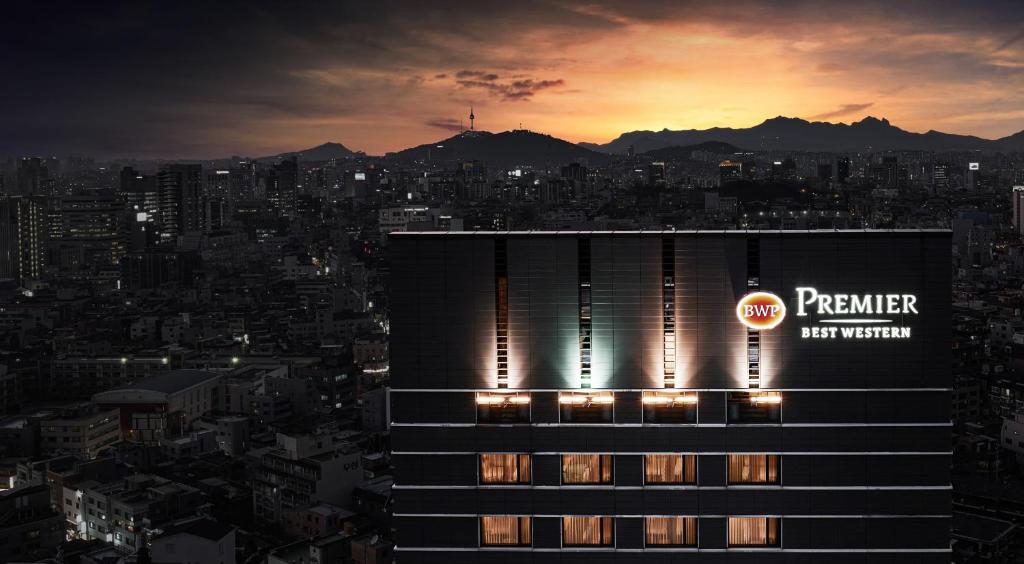 un edificio con una señal de pepsi encima en Best Western Premier Gangnam Hotel en Seúl