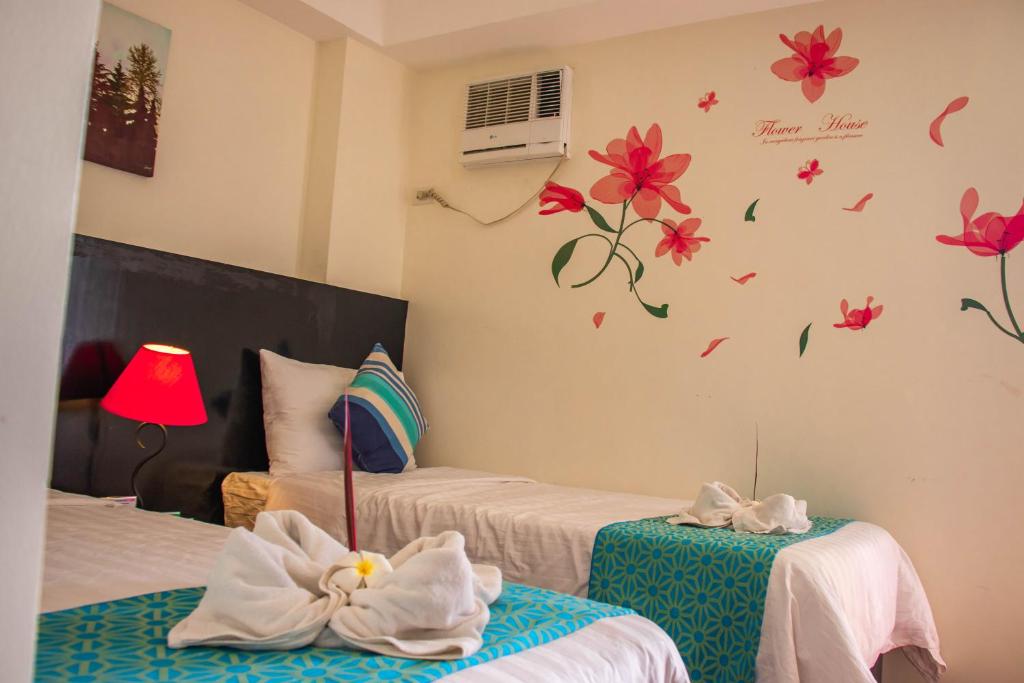Postel nebo postele na pokoji v ubytování The Orient Beach Boracay