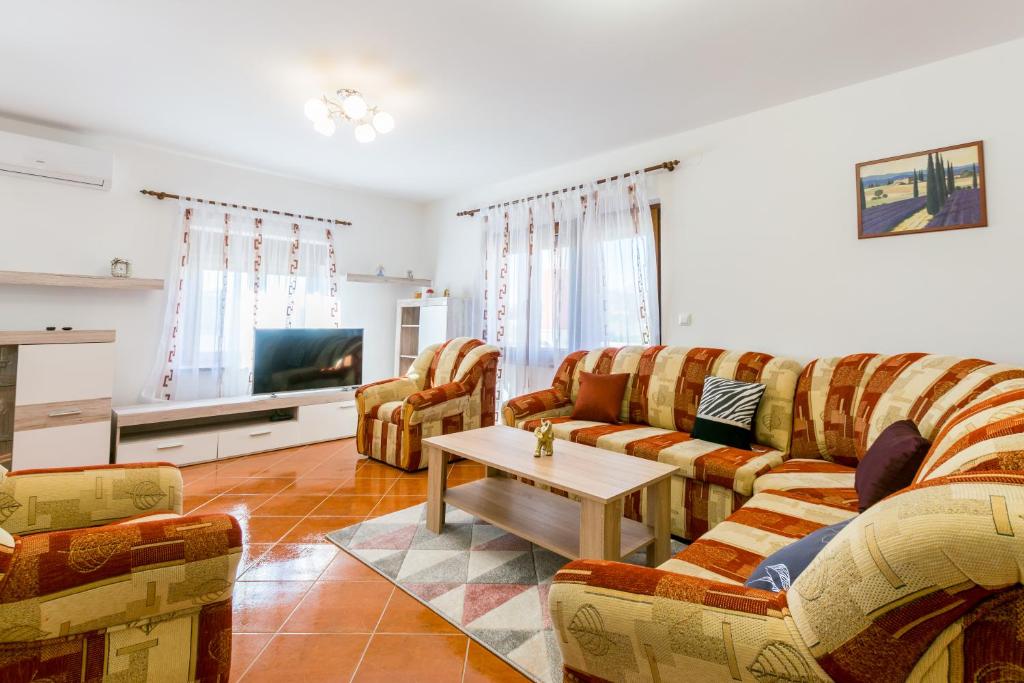 Televízia a/alebo spoločenská miestnosť v ubytovaní Relaxing apartment Josip - peaceful area