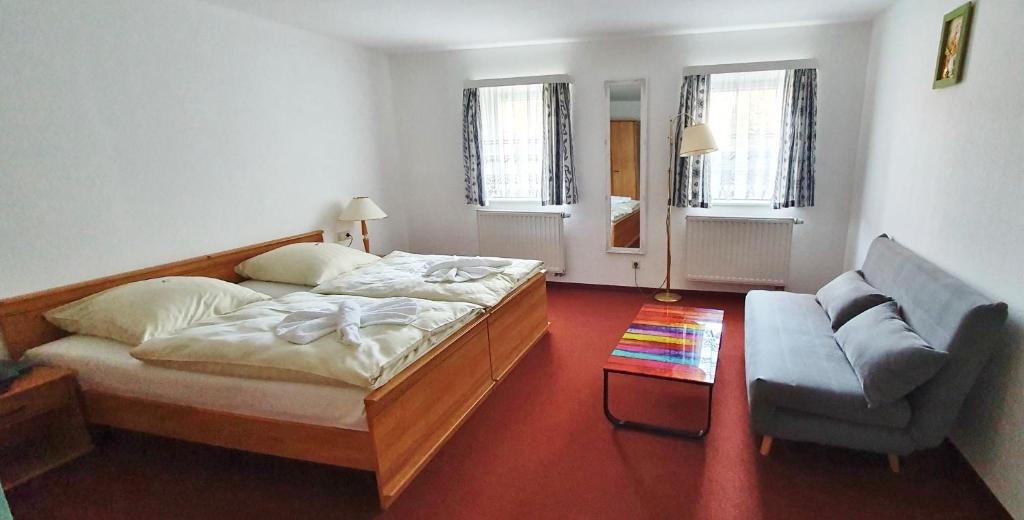 Postel nebo postele na pokoji v ubytování Hotel Zittauer Hütte