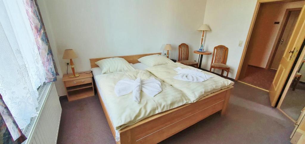 Postel nebo postele na pokoji v ubytování Hotel Zittauer Hütte
