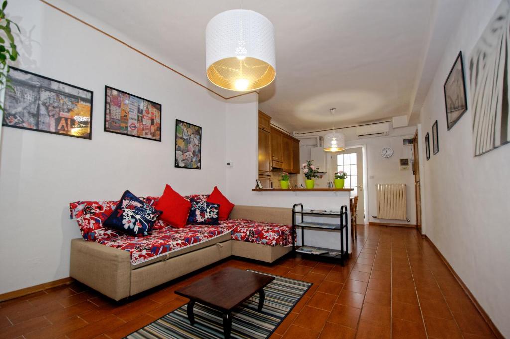 安科納的住宿－Piazzadarmi 26，客厅配有沙发和桌子
