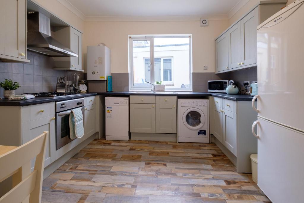 Kitchen o kitchenette sa Luxury Living, Stylish Modern Apartment in the Heart of Ryde