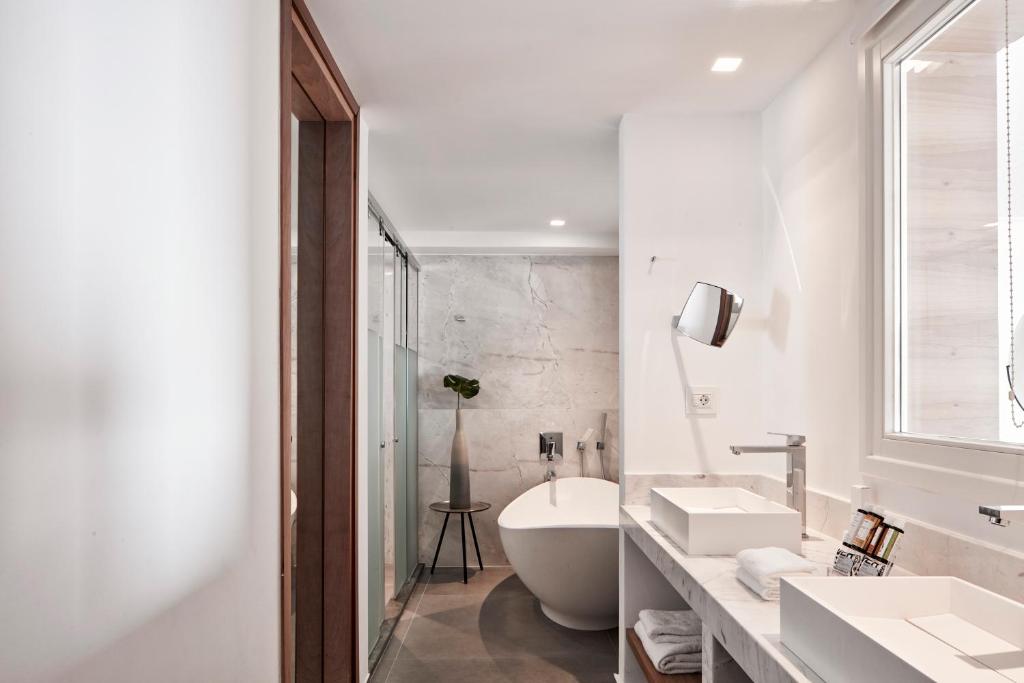 Kúpeľňa v ubytovaní Myconian Korali Relais & Chateaux