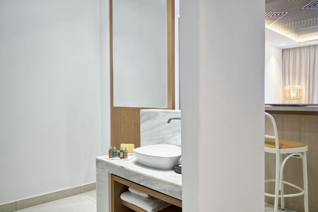 Kúpeľňa v ubytovaní Myconian Korali Relais & Chateaux