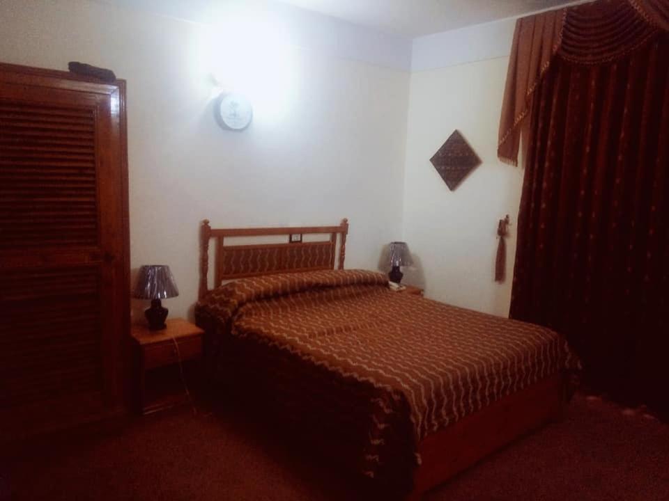 1 dormitorio con 1 cama en una habitación en Hotel Swat Regency, en Swat