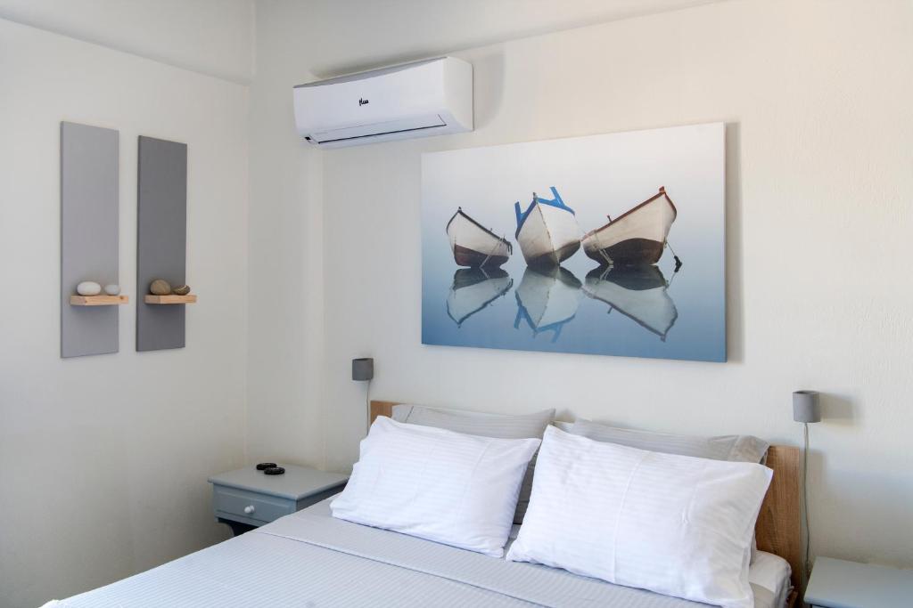 Posteľ alebo postele v izbe v ubytovaní JUST BLUE with amazing Sea Views in Piso Livadi