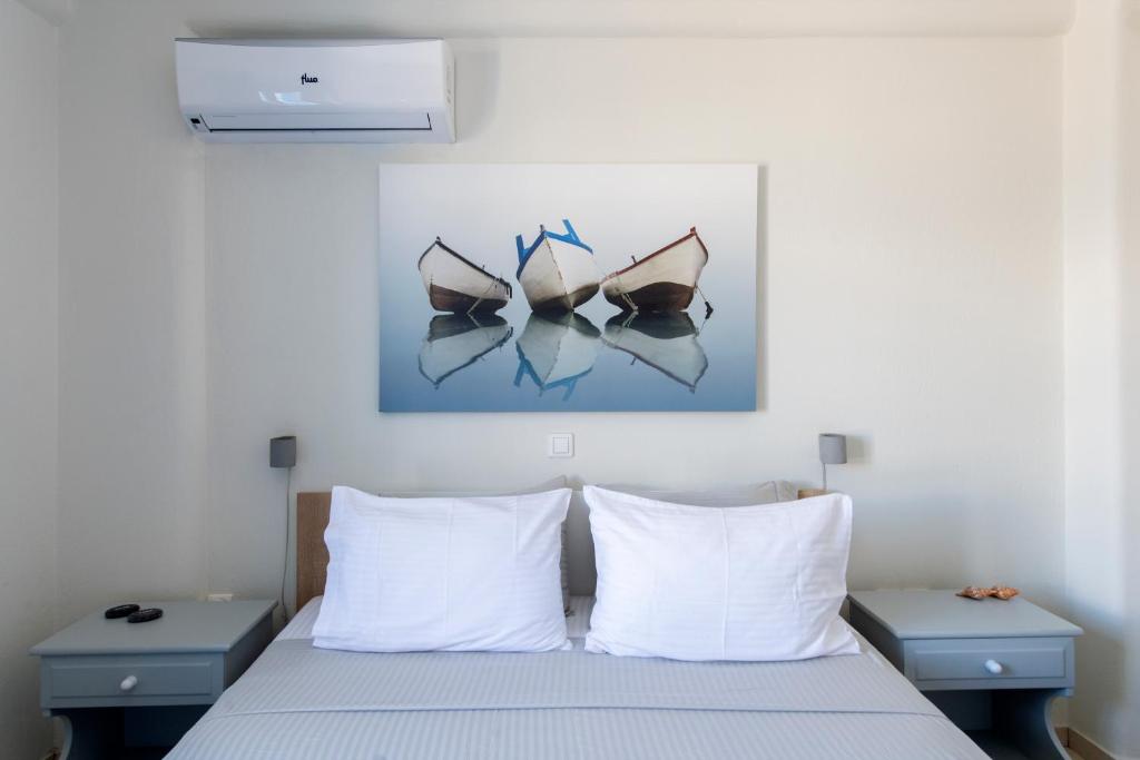 Posteľ alebo postele v izbe v ubytovaní JUST BLUE with amazing Sea Views in Piso Livadi