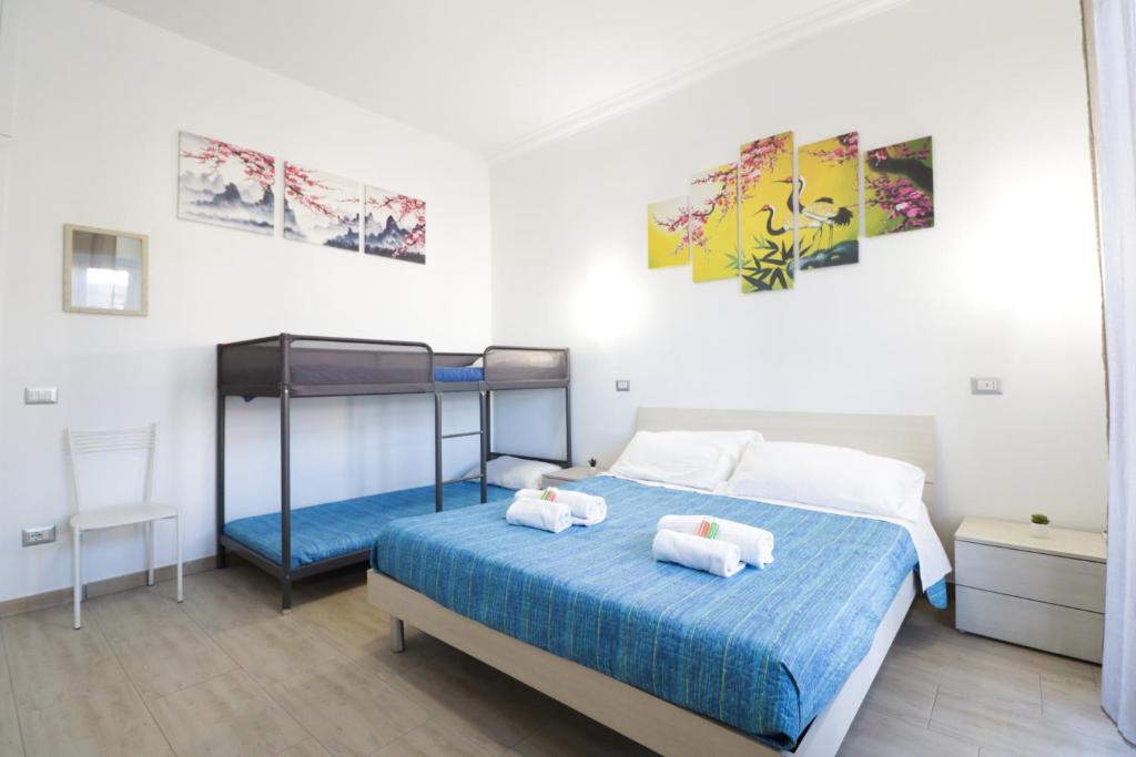 ローマにあるRomanina Apartmentsのベッドルーム1室(ベッド1台、タオル2枚付)