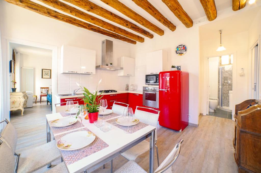 ヴェネツィアにあるAmorucci Houseのキッチン(テーブル、赤い冷蔵庫付)