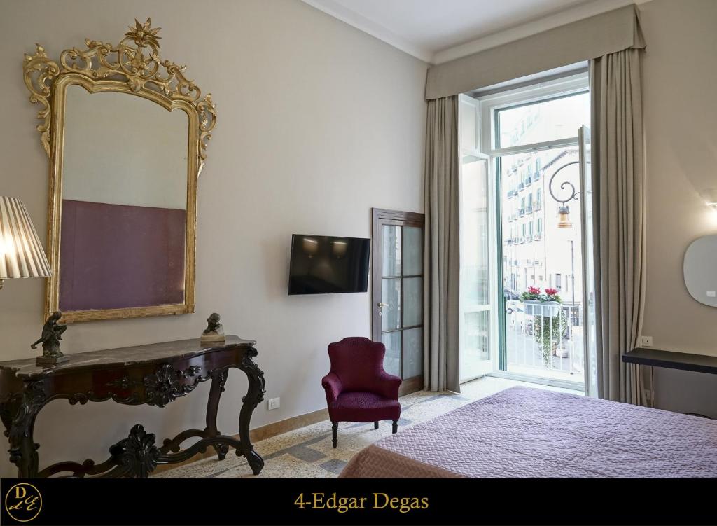 um quarto com um espelho, uma mesa e uma cadeira em Dimora Donna Elena by Ranieri em Nápoles