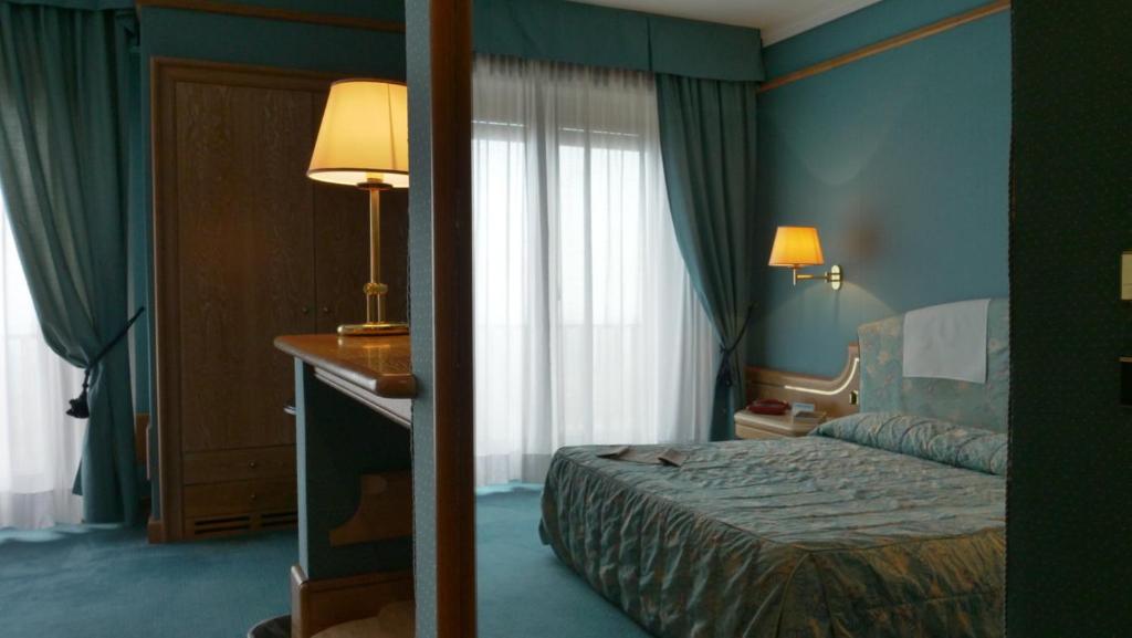 Postel nebo postele na pokoji v ubytování 501 Hotel