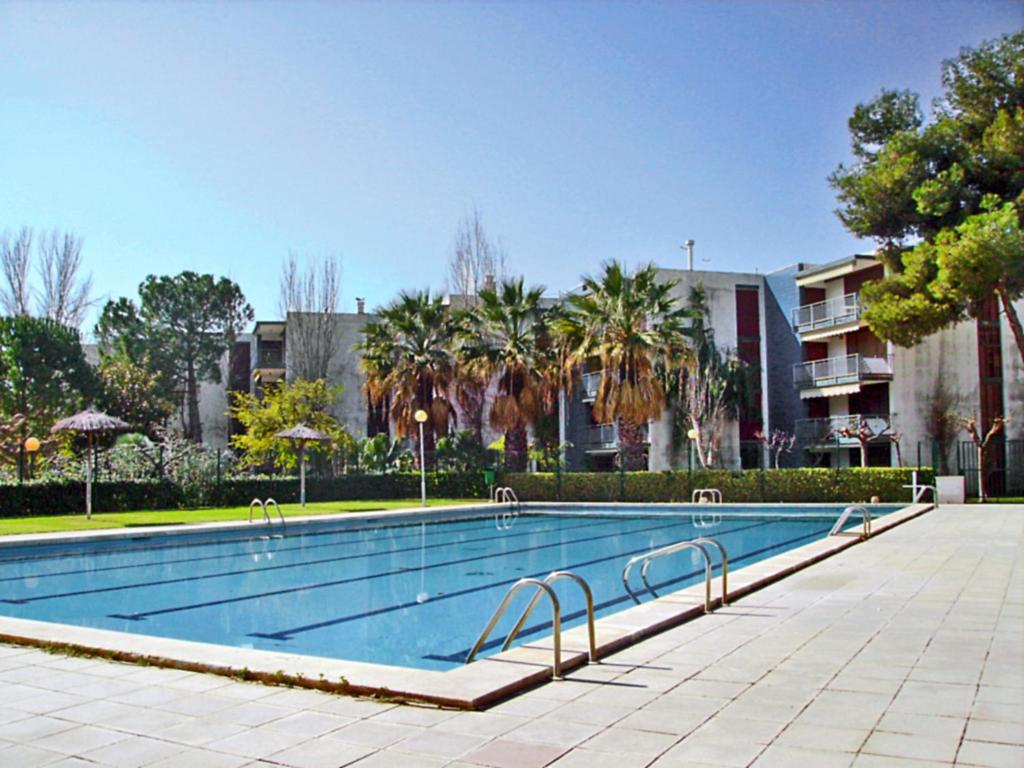 une grande piscine avec des arbres et des bâtiments dans l'établissement Apartment Reus Mediterrani-1 by Interhome, à Vilafortuny