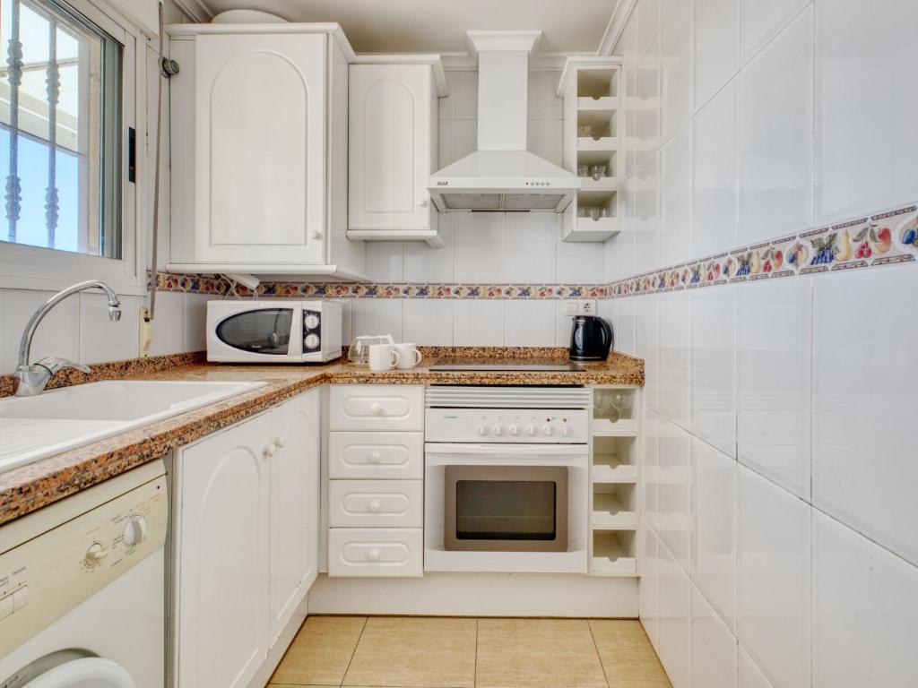 Kuchyň nebo kuchyňský kout v ubytování Apartment Bahia Blanca-1 by Interhome
