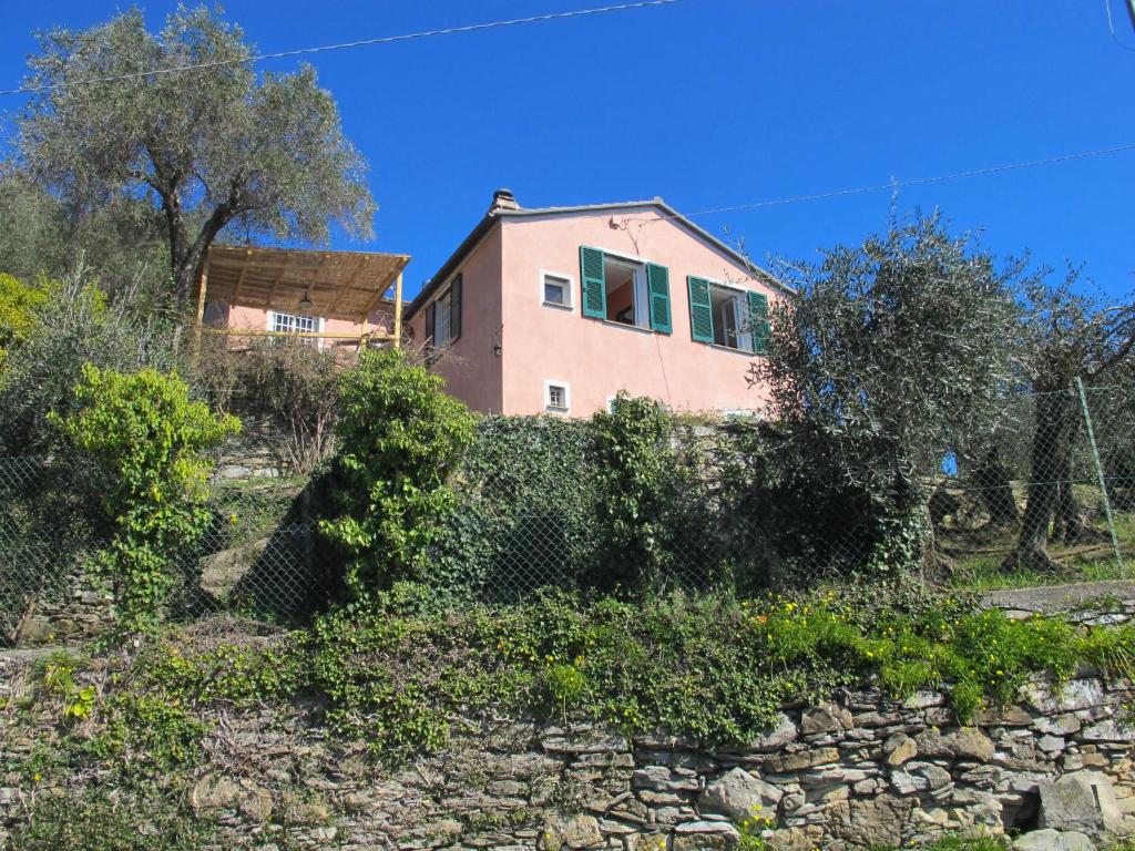uma casa no topo de uma parede de pedra em Holiday Home Ca Dò Sante by Interhome em Zoagli