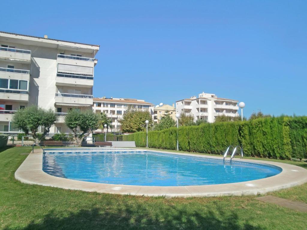 una piscina frente a algunos edificios de apartamentos en Apartment Celio I by Interhome, en Albir