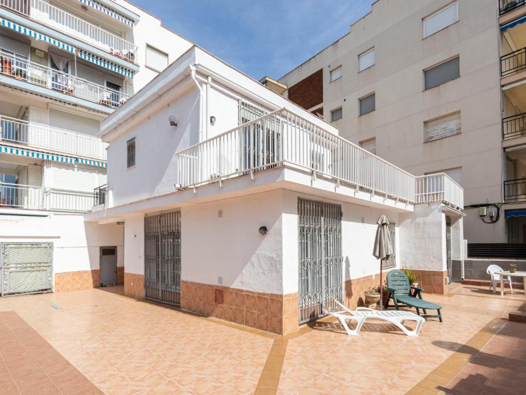 een wit gebouw met een balkon en een patio bij Holiday Home Casa del Sol by Interhome in Salou