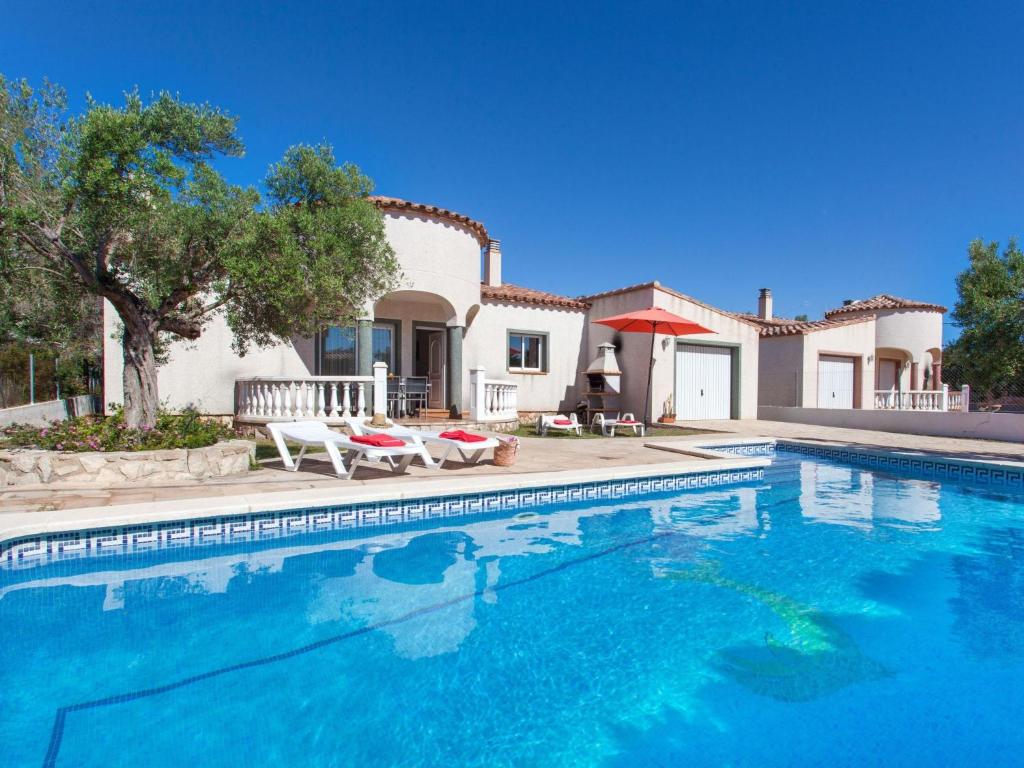 Les tres CalesにあるVilla Villa Cala Vidre A by Interhomeの家の前のスイミングプール