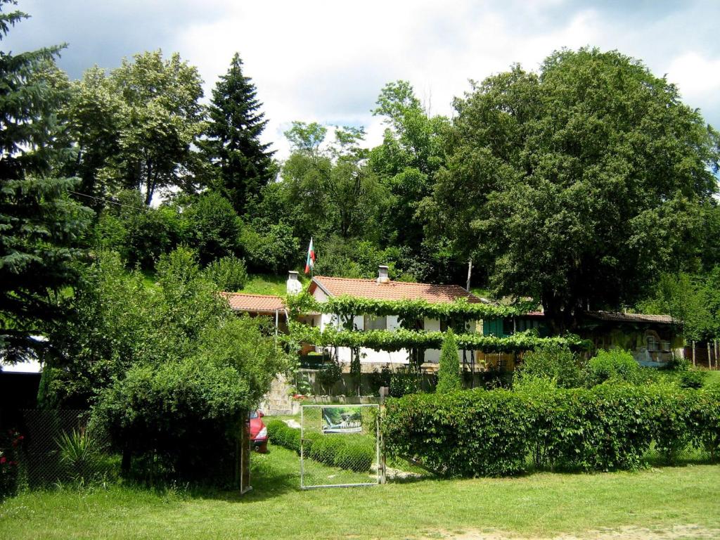 uma casa no meio de um jardim em Вила Ломар em Kalofer