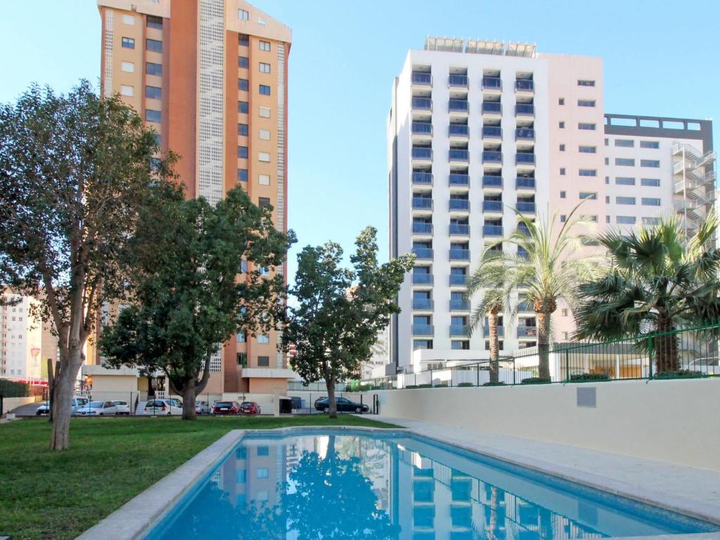 une piscine dans une ville avec de grands bâtiments dans l'établissement Apartment Waldorff by Interhome, à Benidorm