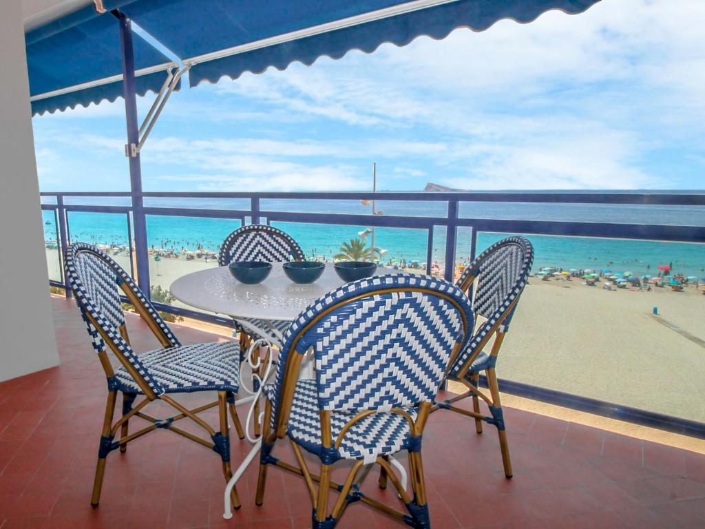 ベニドルムにあるApartment Velazquez by Interhomeのビーチ付きのバルコニー(テーブル、椅子付)