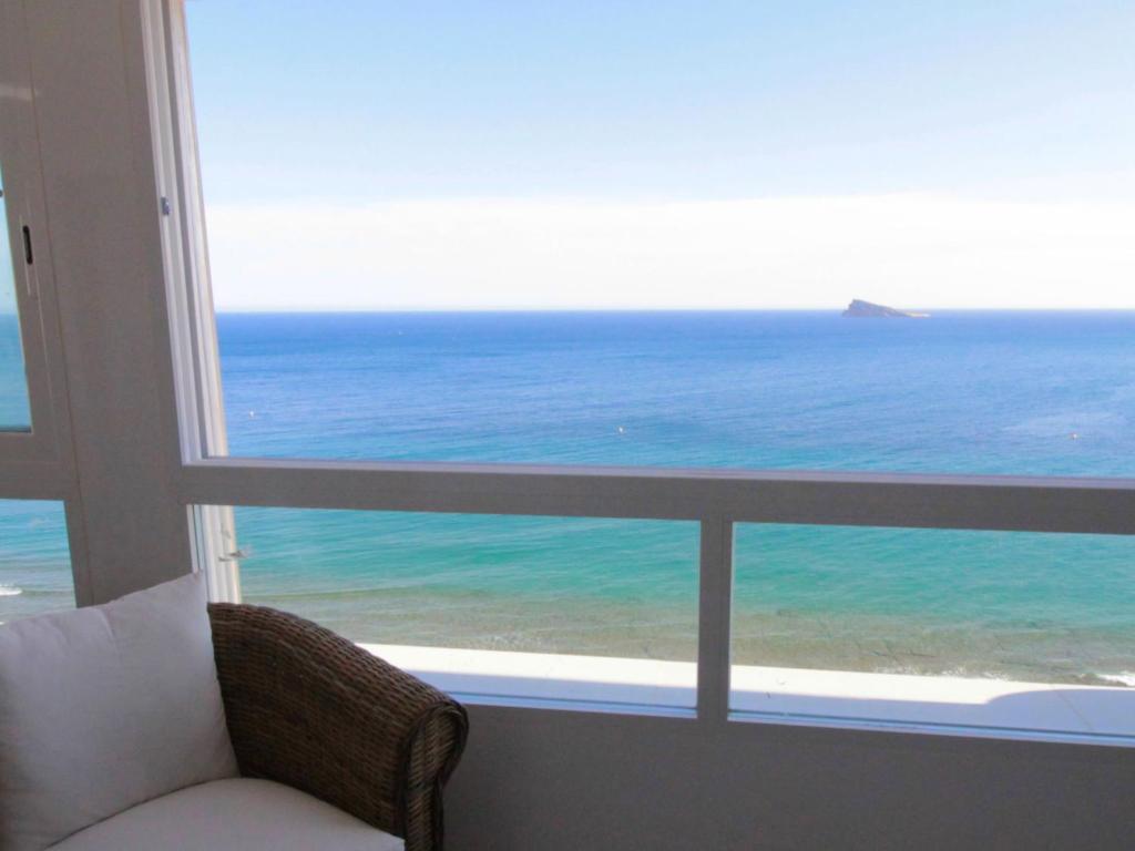 ベニドルムにあるApartment Tor Serena by Interhomeの窓から海の景色を望む客室です。