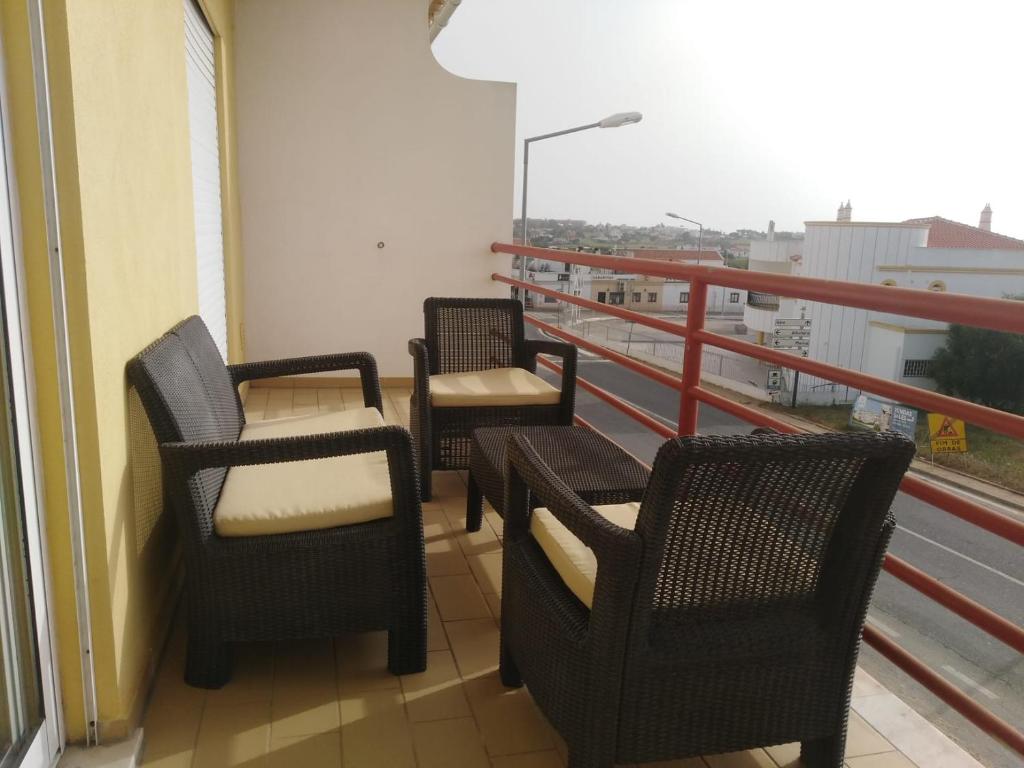 un gruppo di sedie seduti su un balcone di Salgados Sea View Apartment ad Albufeira