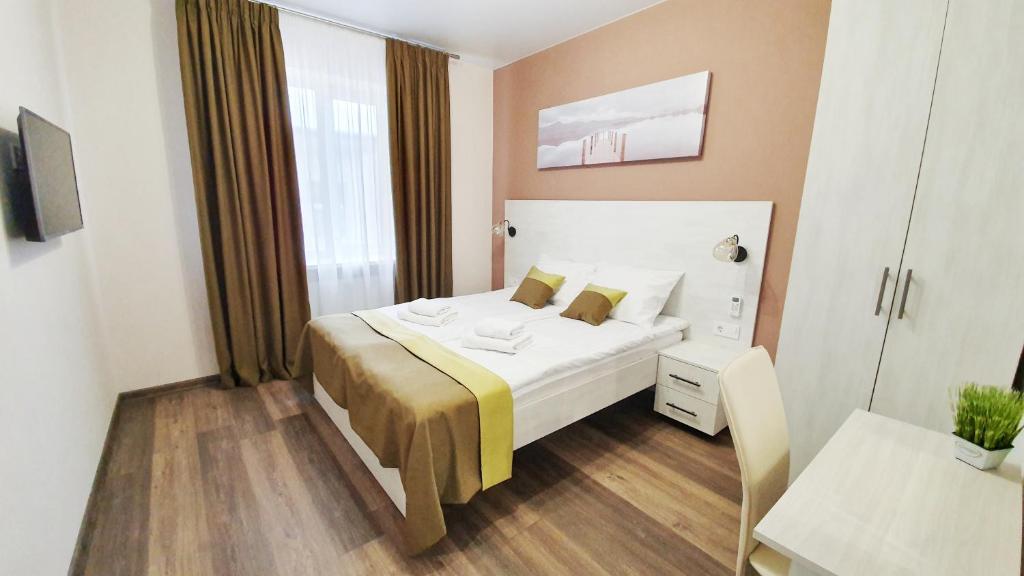 Habitación de hotel con cama y ventana en DeMar Apart Fresh en Leópolis
