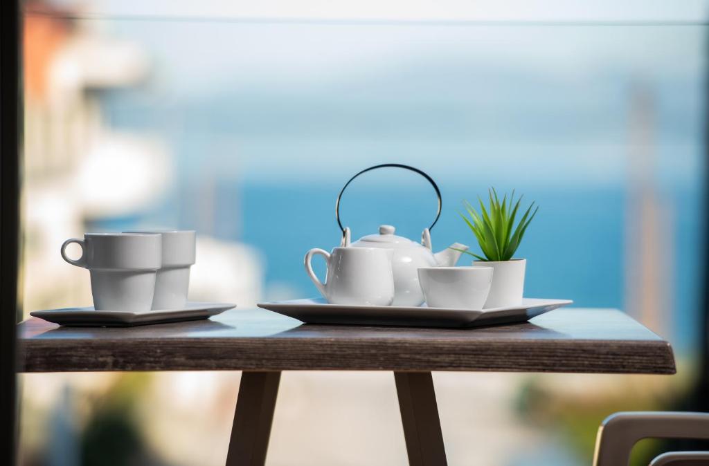 uma mesa com chávenas de chá e pratos em Sarti Premium Suites em Sarti