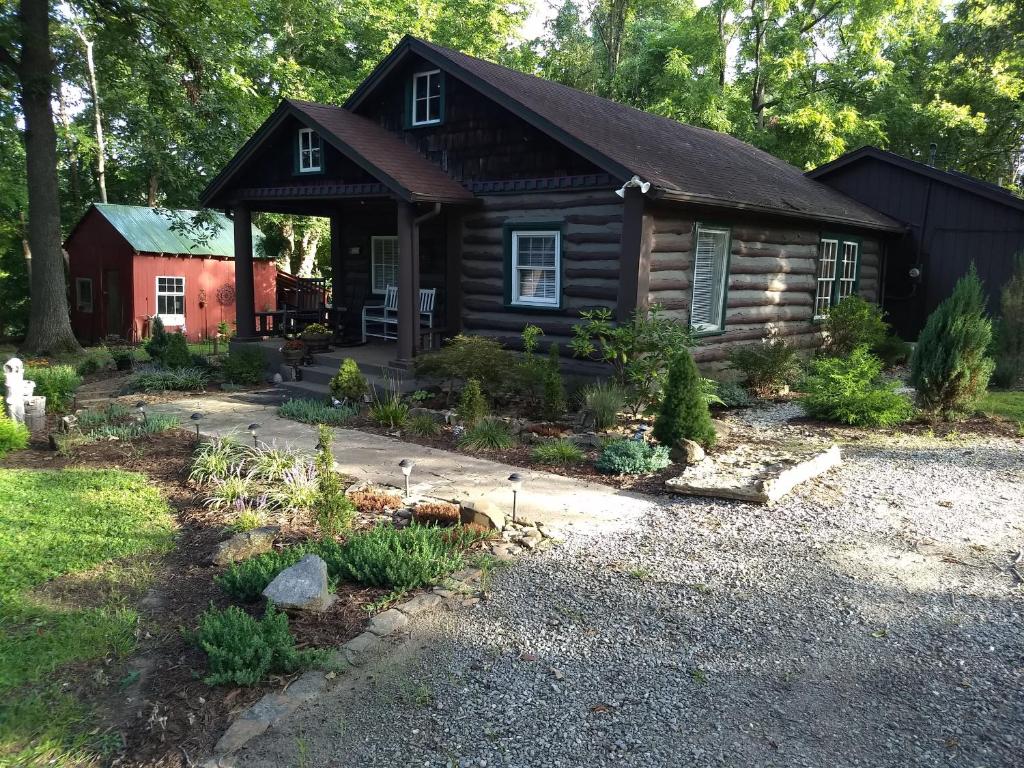 Grundriss der Unterkunft The Bent Branch Lodge - A Gnomes Retreat - Historic Virginia Log Cabin, Coy Pond and Babbling Brook