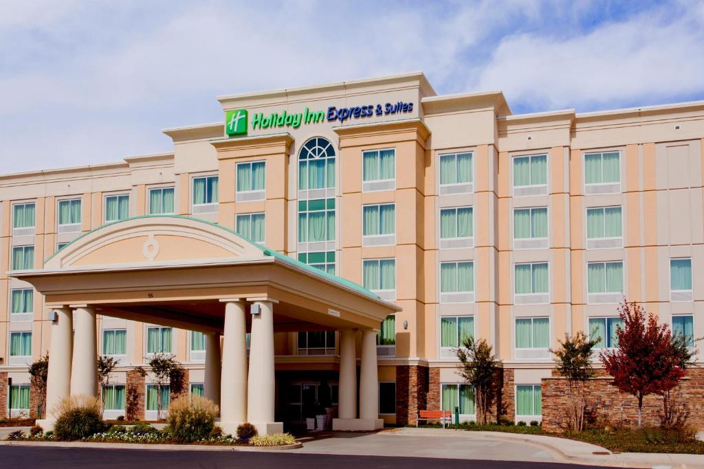 uma representação de um hotel com um edifício em Holiday Inn Express Hotel & Suites Jackson Northeast, an IHG Hotel em Jackson