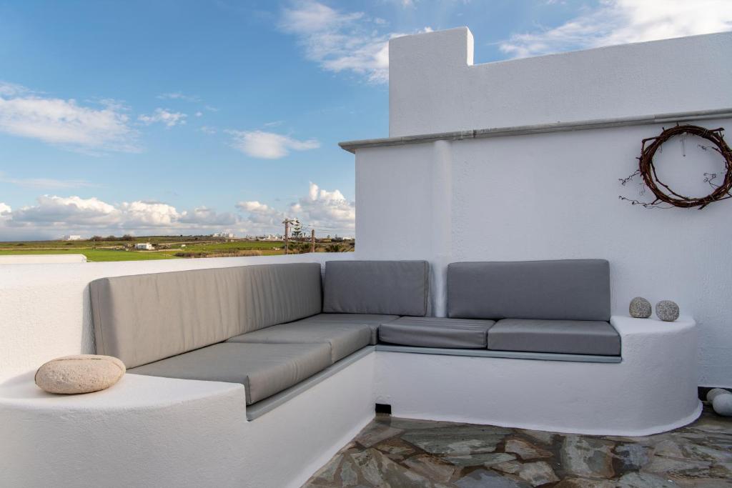 Uma área de estar em PURE WHITE 1BD house with amazing Sea Views in Naousa
