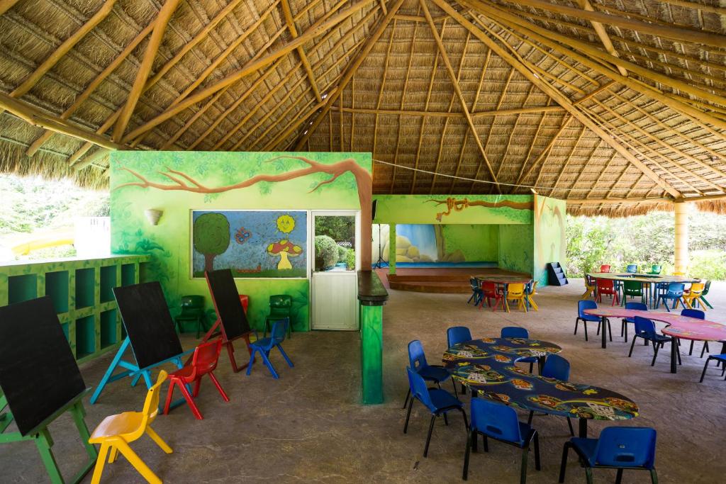 Un restaurante o sitio para comer en BlueBay Grand Esmeralda-All Inclusive