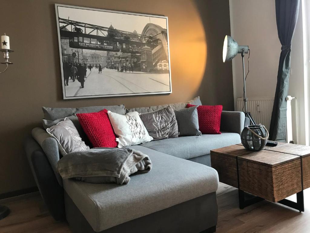 sala de estar con sofá y mesa en Stadthaus Artur - Apartment Madrid, en Remscheid