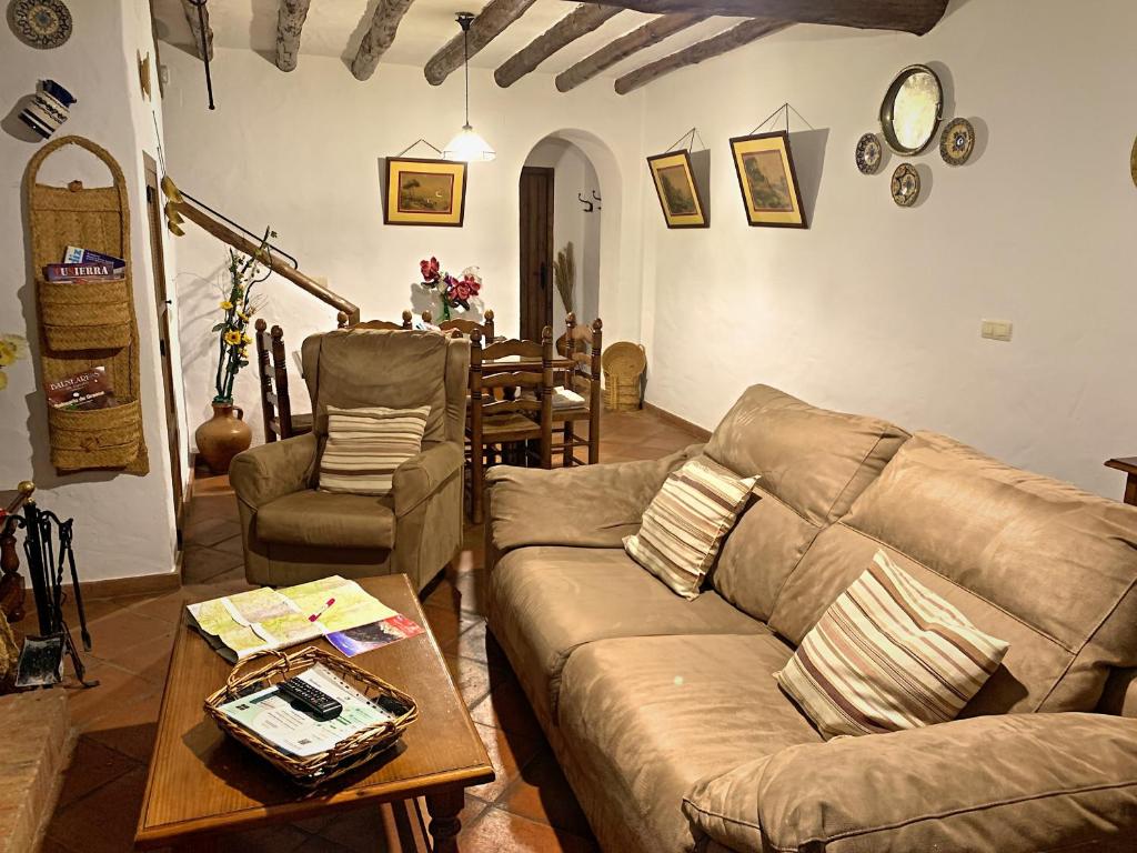 uma sala de estar com um sofá e uma mesa em Casa rural familiar en el pueblo de Zahara de la Sierra em Zahara de la Sierra