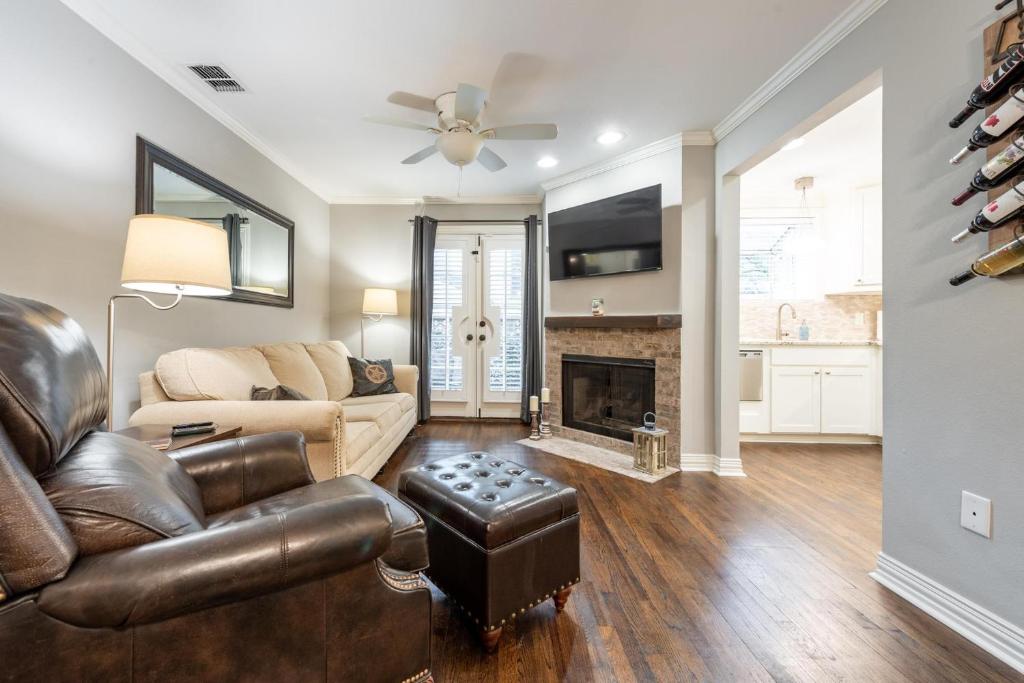 Beautifully updated Hancock condo - Perfect for Work From Home or Stay-cations - Housity