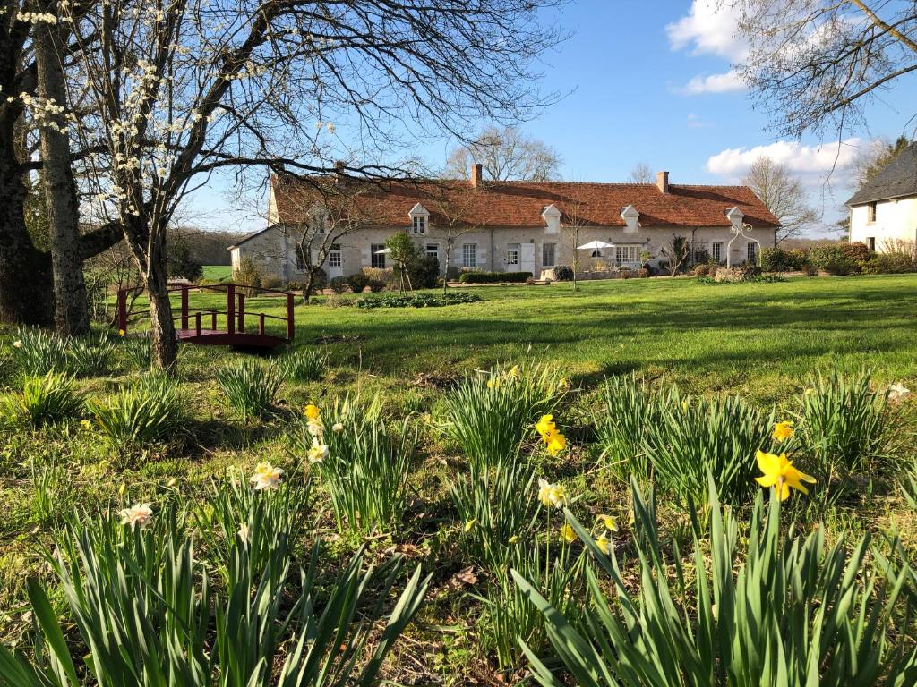 une maison au milieu d'un champ fleuri dans l'établissement Les Gîtes du Cormier, à Sambin
