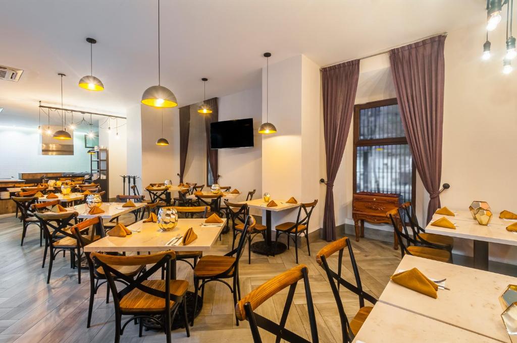 TV a/nebo společenská místnost v ubytování Hotel Real Maestranza