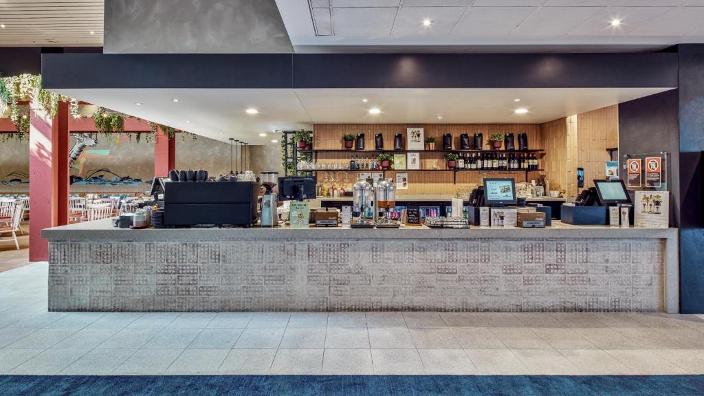 Salone o bar di Ibis Styles The Entrance
